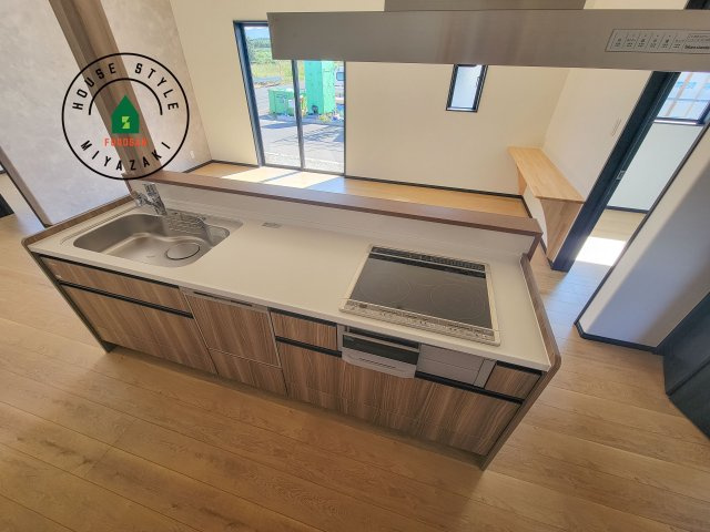 都城市下長飯町R7(A号棟)のキッチン|ご家族を近くに感じられる対面キッチンのLDK。会話もはずみそうですね。