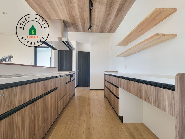 都城市下長飯町R7(A号棟)のキッチン|ダイニングテーブルへの配膳がラクラク、お料理はかどるカウンター付きシステムキッチン！