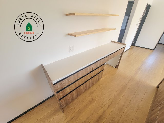 都城市下長飯町R7(A号棟)の収納|キッチンには備え付けの収納があります！