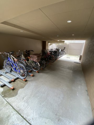 アトラス京都御所西の駐輪場