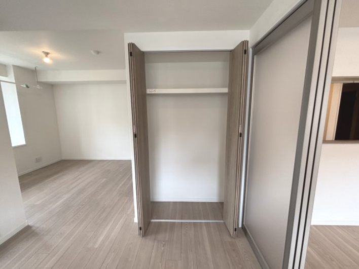 イーグルコート伏見桃山の収納|高さがあるので、掃除機などの収納に便利！