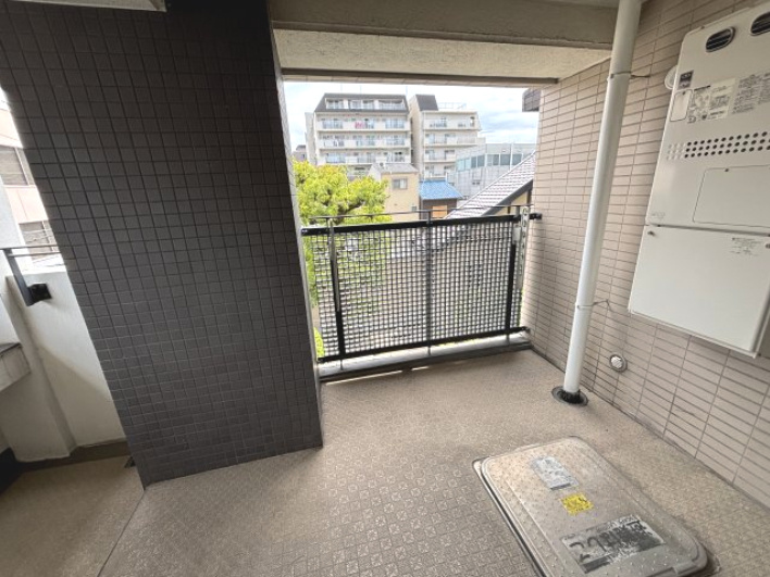 イーグルコート伏見桃山のバルコニー|北東向きです。風通し良く、洗濯物干しに♪