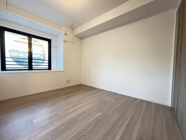 イーグルコート伏見桃山の洋室|出窓に遊び心があって可愛いですね♪