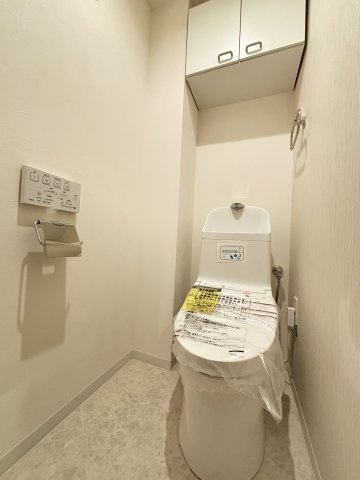 イーグルコート伏見桃山のトイレ|新品に交換済。収納戸棚付きです！