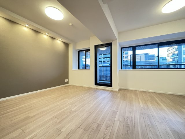 イーグルコート伏見桃山の居間・リビング|14.6帖です。全面窓でしっかり光を取り込めます♪