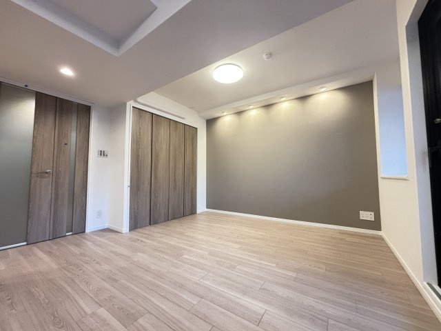 イーグルコート伏見桃山の居間・リビング|アクセントクロスと間接照明がお洒落♪