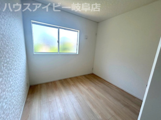 【洋室】 | 本巣市小柿平屋の新築建売！お車並列5台可能！真桑小学校区！耐震等級3・住宅性能評価書取得した安心安全 | 本巣市小柿平屋の新築建売！お車並列5台可能！真桑小学校区！耐震等級3・住宅性能評価書取得した安心安全！