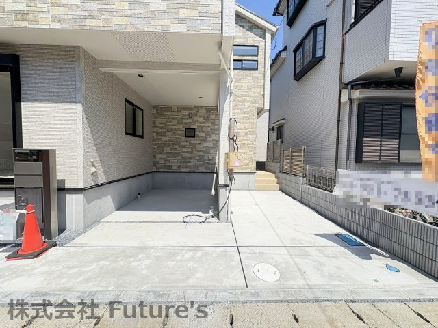 三郷市早稲田8丁目　新築戸建　全1棟の駐車場|カースペース並列2台可能！ガレージには自転車なども置けますね