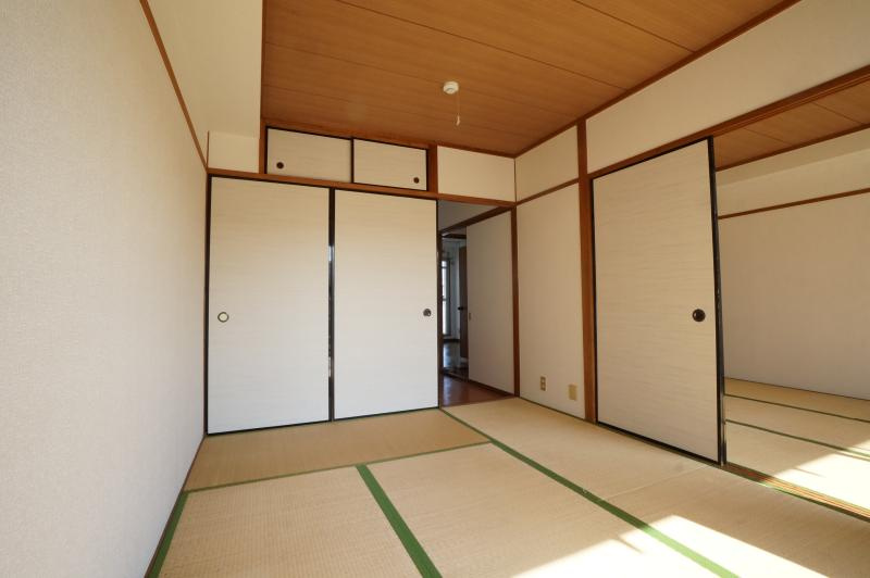 中沢マンションの寝室|来客時にも便利な和室付き