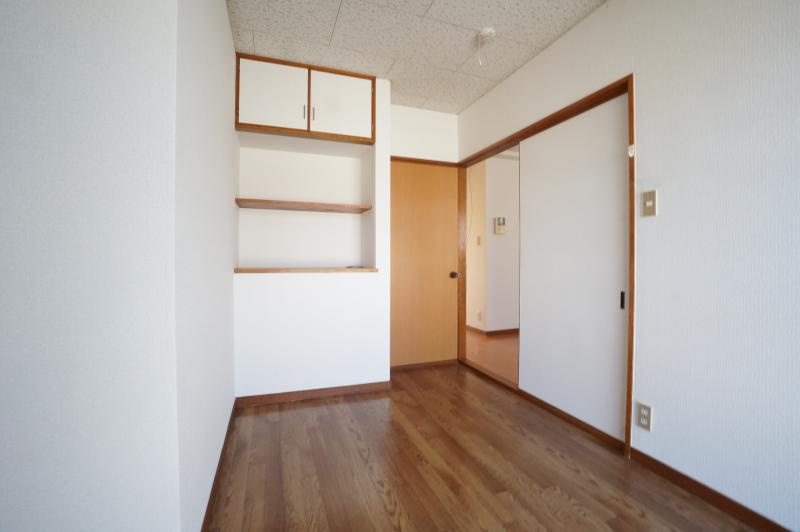 中沢マンションの居間・リビング|こちらのリビングで趣味の時間をお楽しみください