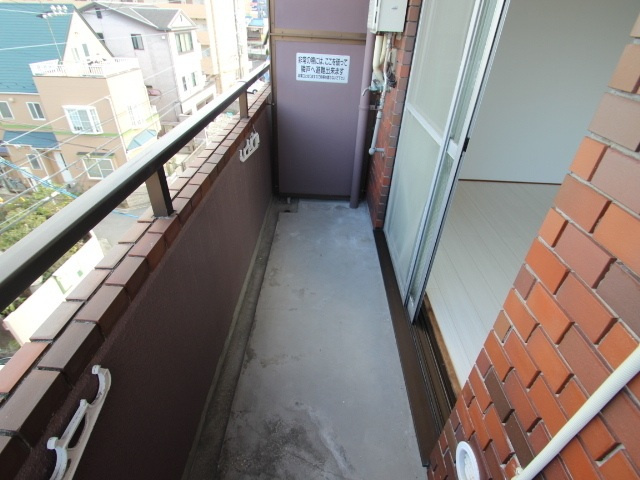 メゾン東雲Ⅰのバルコニー|お洗濯にも便利なバルコニー付き