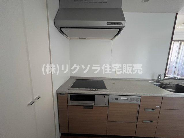 アズ・プレミアムステージ寝屋川のキッチン|ビルトインIHクッキングヒーター
■物件内覧・資金計画相談・住宅ローン相談、リフォーム相談、お問合せ受付中■
※当日・翌日のご内覧、ご相談はお電話でのお問合せがスムーズです！
