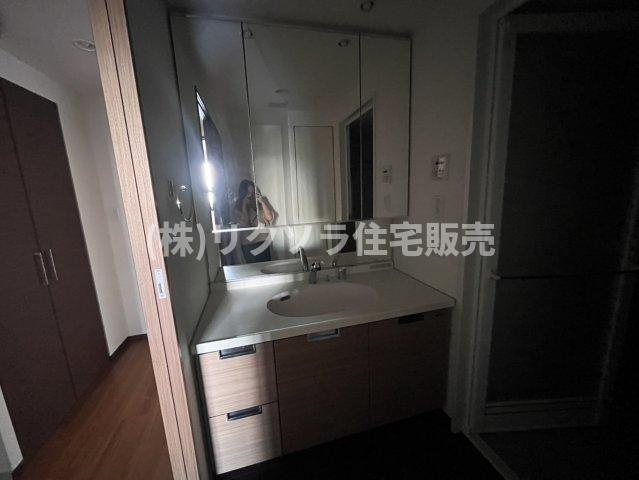 アズ・プレミアムステージ寝屋川の独立洗面台|三面鏡付き独立洗面台
■物件内覧・資金計画相談・住宅ローン相談、リフォーム相談、お問合せ受付中■
※当日・翌日のご内覧、ご相談はお電話でのお問合せがスムーズです！