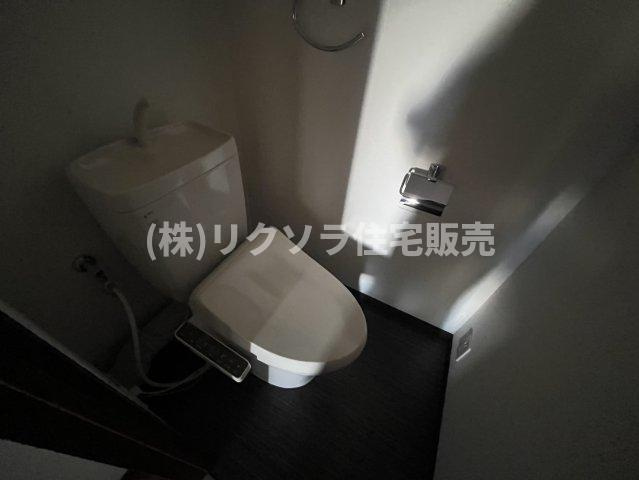 アズ・プレミアムステージ寝屋川のトイレ|温水洗浄便座付き
■物件内覧・資金計画相談・住宅ローン相談、リフォーム相談、お問合せ受付中■
※当日・翌日のご内覧、ご相談はお電話でのお問合せがスムーズです！