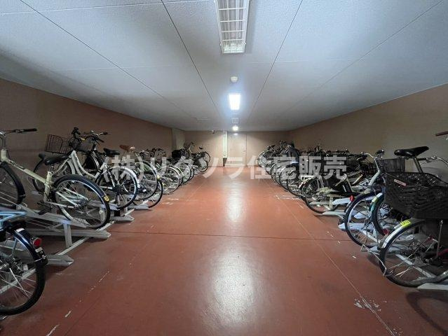 アズ・プレミアムステージ寝屋川の駐輪場|■物件内覧・資金計画相談・住宅ローン相談、リフォーム相談、お問合せ受付中■
※当日・翌日のご内覧、ご相談はお電話でのお問合せがスムーズです！