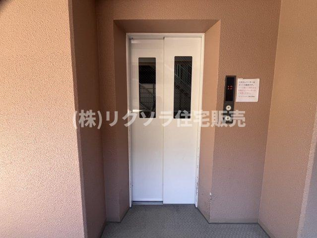 アズ・プレミアムステージ寝屋川のその他共用部分|エレベーター1基
■物件内覧・資金計画相談・住宅ローン相談、リフォーム相談、お問合せ受付中■
※当日・翌日のご内覧、ご相談はお電話でのお問合せがスムーズです！
