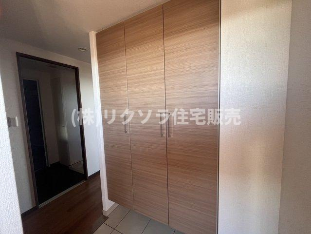 アズ・プレミアムステージ寝屋川の収納|玄関収納　シューズボックス
■物件内覧・資金計画相談・住宅ローン相談、リフォーム相談、お問合せ受付中■
※当日・翌日のご内覧、ご相談はお電話でのお問合せがスムーズです！