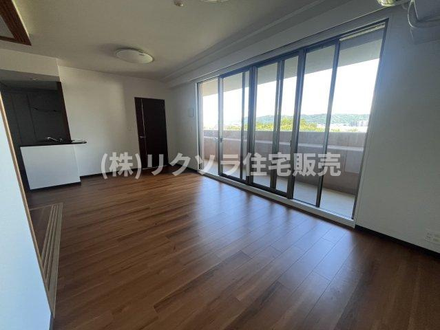 アズ・プレミアムステージ寝屋川の居間・リビング|LDK15.2帖
■物件内覧・資金計画相談・住宅ローン相談、リフォーム相談、お問合せ受付中■
※当日・翌日のご内覧、ご相談はお電話でのお問合せがスムーズです！