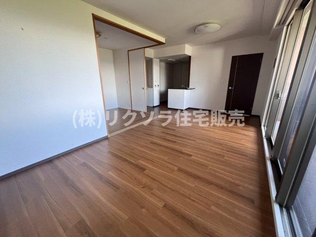 アズ・プレミアムステージ寝屋川の居間・リビング|LDK15.2帖
■物件内覧・資金計画相談・住宅ローン相談、リフォーム相談、お問合せ受付中■
※当日・翌日のご内覧、ご相談はお電話でのお問合せがスムーズです！