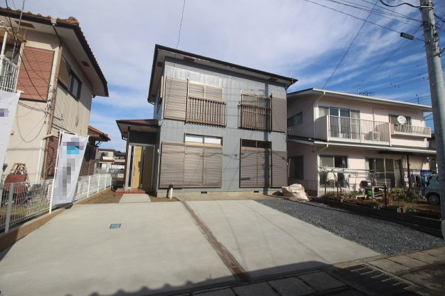 小山市羽川の外観|建物全体がしっかり見える引きの外観です。淡いグレーの外壁が落ち着いた印象で、シャッターも全て新調済み！フルリフォームならではのきれいな仕上がりが魅力です。