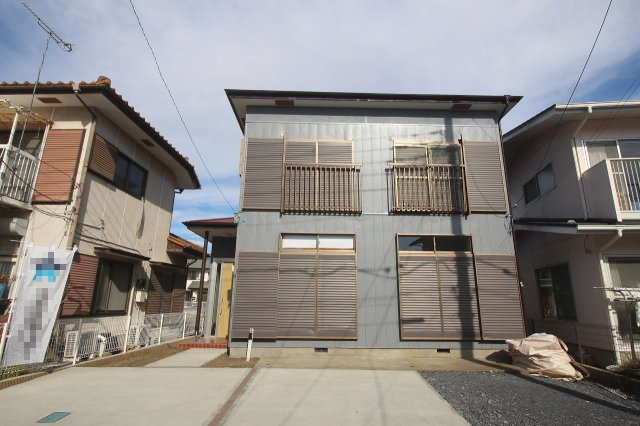 小山市羽川の外観|フルリフォーム済みで外観もきれいに整ったお家です。南向きの大きな窓が並び、明るい日差しがたっぷり入るのが嬉しいポイント！前面のゆったりした駐車スペースで車の出し入れもスムーズです。