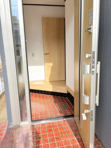 小山市羽川の玄関|ドアを開けると陽ざしが差し込む明るい玄関スペース。床材も新しく、とても清潔感があります。段差が少なく、来客も気持ちよく迎えられる空間になっています。