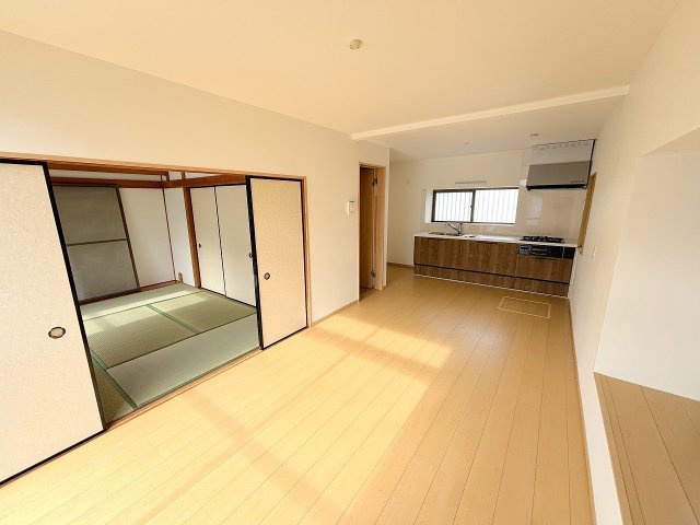 小山市羽川の居間・リビング|明るい陽ざしが入る開放的なLDK11.5帖です。新しいフローリングで清潔感もばっちり！隣の和室5.5帖と続き間になっており、広く使えるのが魅力です。