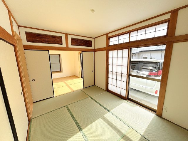 小山市羽川の和室|1階の和室5.5帖は、柔らかな光が入る落ち着いた空間です。客間やお子さまの遊び場にも使いやすい広さ。畳も新しく、気持ちよく過ごせます！

■ キッチン（1階LDK