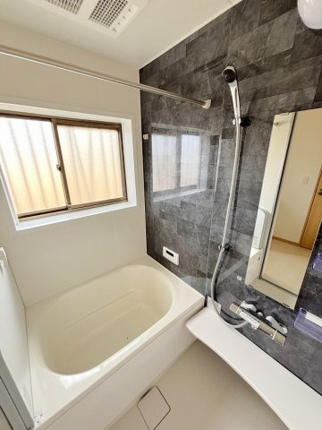 小山市羽川の浴室|浴室は新品交換済みでとてもきれい！落ち着いた石目調パネルが高級感を演出します。窓付きで換気も良く、毎日快適にバスタイムを楽しめます。