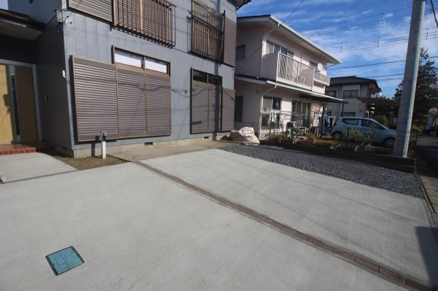 小山市羽川の駐車場|きれいに舗装された駐車スペースは、2台分のゆとりある広さ！前面道路からの出入りもしやすく、日々の駐車ストレスを軽減してくれます。自転車やバイクも置きやすいレイアウトです。