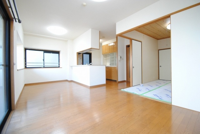 エバーライフネアシティ久留米壱番館の居間・リビング|ゆったりとした居間です