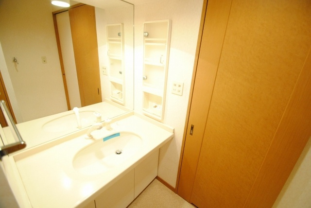 エバーライフネアシティ久留米壱番館の洗面所|脱衣スペースもあります