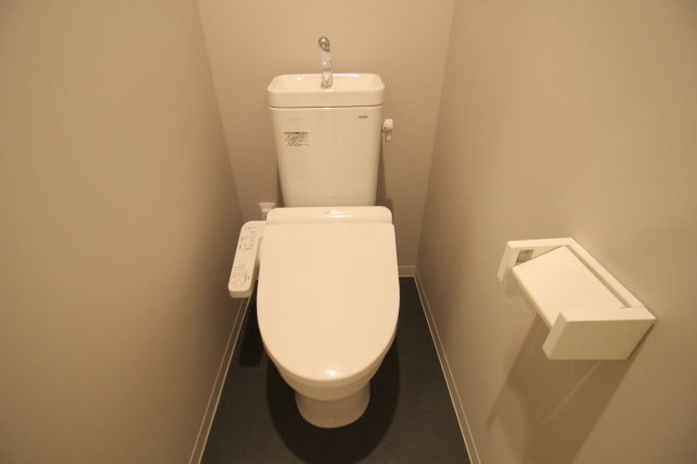 CRASTINE遠里小野のトイレ|落ち着いた色調のトイレです