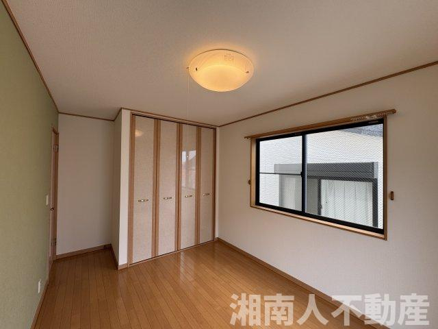 高座郡寒川町宮山 戸建の洋室|明るい洋室です