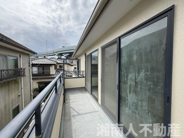 高座郡寒川町宮山 戸建のバルコニー|バルコニーからの眺めを楽しみながら食事をしませんか