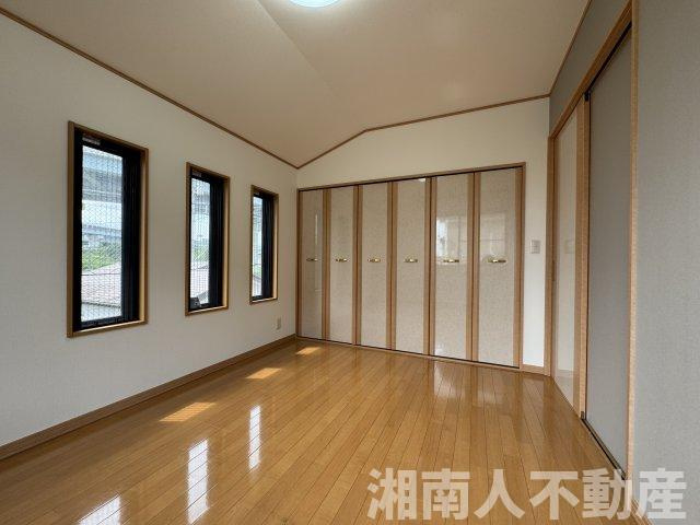 高座郡寒川町宮山 戸建の洋室|明るい洋室です