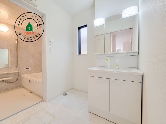 宮崎市大塚町小原田第1-4棟（B号棟）の脱衣所|ゆとりの洗面スペースで朝の身支度もスムーズに。暮らしを快適に変えるシャワー付洗面台です！