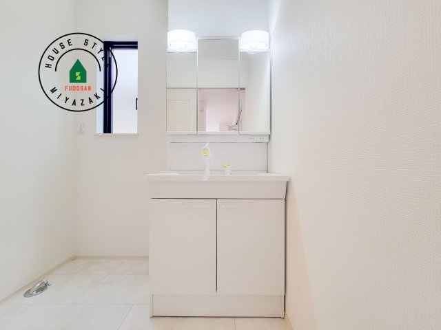 宮崎市大塚町小原田第1-4棟（B号棟）の独立洗面台|毎日使うものだから清潔な空間を保ちたい水回り。洗面にはそんな願いを解消させてくれる収納アイデアが満載です。三面鏡の裏側にはキャビネットが現れ小物から背の高い物まで収納できます。