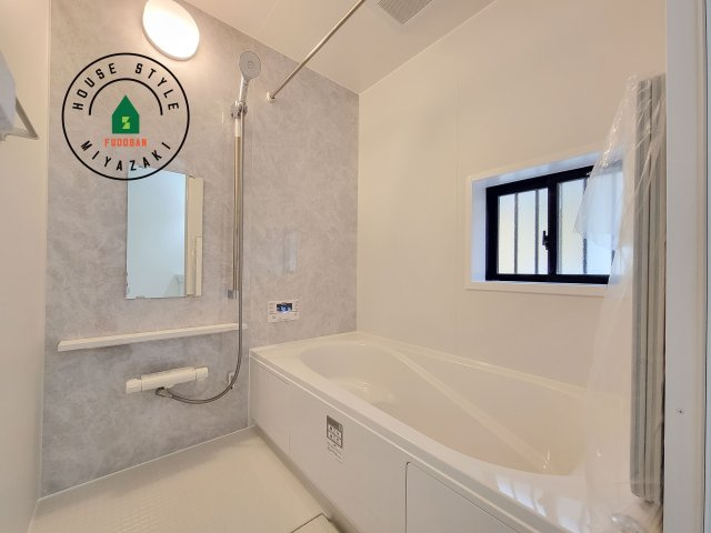宮崎市大塚町小原田第1-4棟（B号棟）の浴室|1日の疲れを癒してくれる広々バスルーム。雨の日のお洗濯にも大活躍な浴室乾燥機付です！