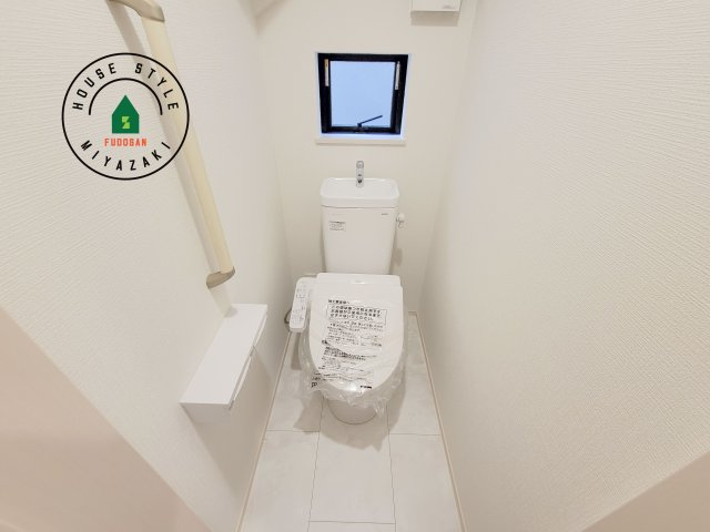 宮崎市大塚町小原田第1-4棟（B号棟）のトイレ|温水洗浄便座を完備しております。2ヶ所にトイレがあるのは朝の慌ただしい時間も安心です。