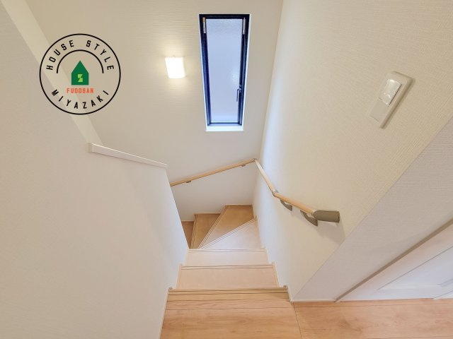 宮崎市大塚町小原田第1-4棟（B号棟）の内装|＜手すり付階段＞手すりがないと階段の昇り降りで危険なことはもちろん、壁に手をつきながら歩くことで壁紙が汚れやすくなります。すべての方に快適に昇り降りしていただくため、手すりを設置しました。