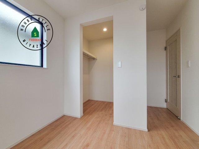 宮崎市大塚町小原田第1-4棟（B号棟）の収納|洋服や大きな荷物が多い方や人数の多いご家族などは、一般的なクローゼットよりもウォークインクローゼットのほうが使い勝手が良いです。