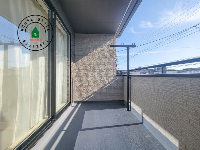 宮崎市大塚町小原田第1-4棟（B号棟）の外観：施工例|風をしっかりと感じられるバルコニーでは、毎日が洗濯日和です。広々としているので洗濯も楽しくなるでしょうし、気分転換にバルコニーからの眺めを楽しむのもいいでしょう。