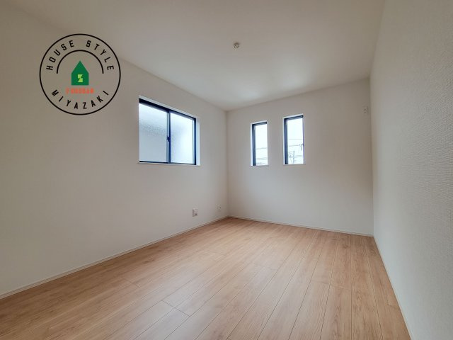 宮崎市大塚町小原田第1-4棟（B号棟）の洋室|柔らかい陽光が差し込む明るいお部屋を演出する設計。彩光の取れる窓が気持ちの良いお部屋を創り上げます。