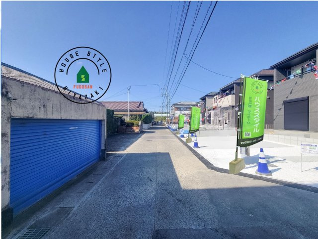 宮崎市大塚町小原田第1-4棟（B号棟）の前面道路含む現地写真|前面道路は閑静な住宅地をはしる車通りの少ない道路。お車の出し入れが苦手なママや小さなお子様にも安心ですね。しっかり舗装もされているので、ベビーカーや自転車で通っても快適に通行できます。