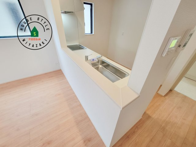 宮崎市大塚町小原田第1-4棟（B号棟）のダイニング|会話が弾む場所として居心地の良いリビングです。