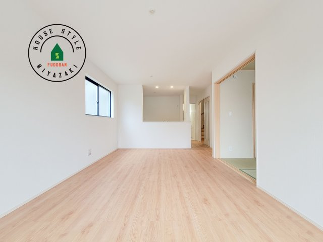 宮崎市大塚町小原田第1-4棟（B号棟）の居間・リビング|キッチンからリビングをしっかり確認できます。家族の笑顔があふれる空間になりそうですね。