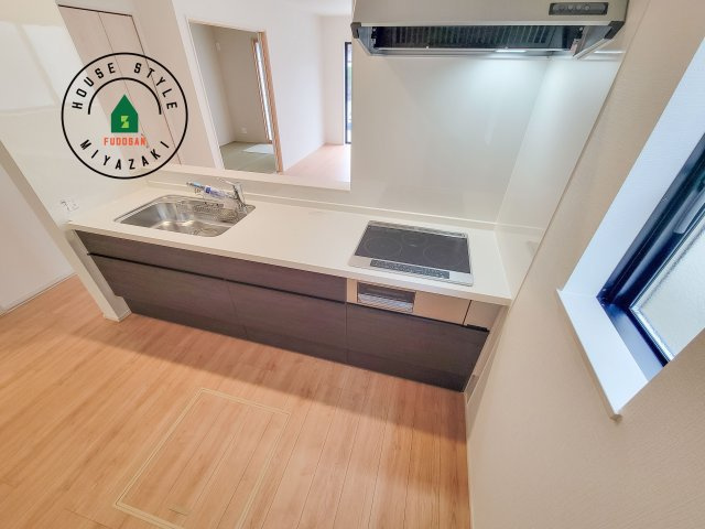 宮崎市大塚町小原田第1-4棟（B号棟）のキッチン|ダイニングテーブルへの配膳がラクラク、お料理はかどるカウンター付きシステムキッチン！