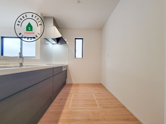 宮崎市大塚町小原田第1-4棟（B号棟）のキッチン|明るいキッチン作業スペースを多くとりました。ご夫婦でキッチンに立っても調理がしやすい広さです。食器類もすっきりと片付く収納は魅力的です。