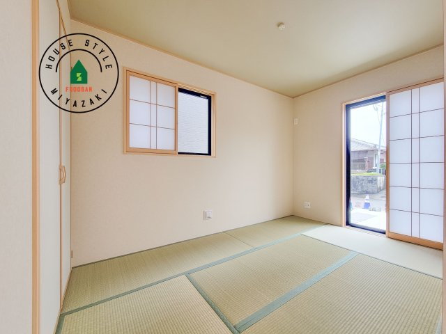 宮崎市大塚町小原田第1-4棟（B号棟）の和室|和室を上手に活用すると暮らし方の幅が広がります。例えば普段は開け放して、子供の小さいうちはお昼寝や遊びのスペースに。畳はソフトなので転んでもケガをしにくく安心です